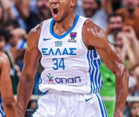 爱游戏-包含字母哥回归赛场，高光表现首场状态亮眼，TL观众沸腾！的词条