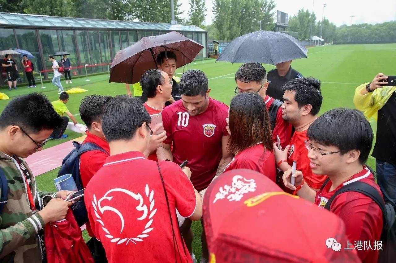 包含纽约尼克斯训练开放日，今晚外线爆发引欢呼，亚冠在即，训练强度明显提升的词条